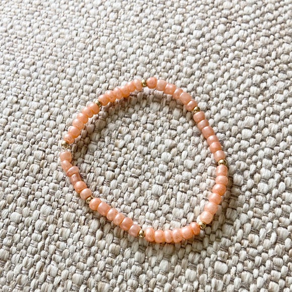 Peachy Pearlized Shell Bead Bracelet - Picture 4 of 5